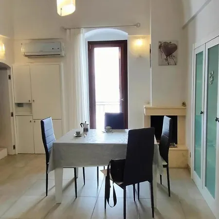 White House Flats & *