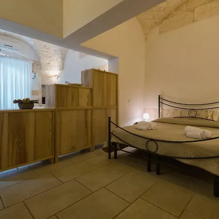 White House Flats & *